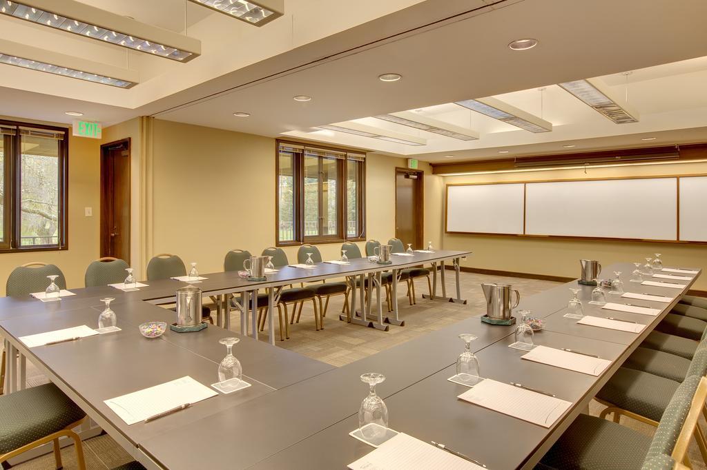 Talaris Conference Center Hotel Сиатъл Екстериор снимка